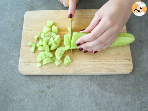 Insalata di cetrioli con salsa yogurt - Preparazione tappa 1