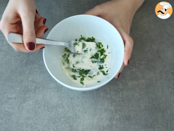 Insalata di cetrioli con salsa yogurt - Preparazione tappa 2