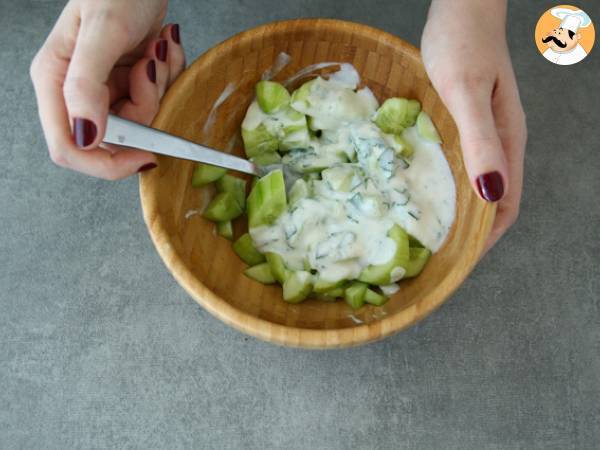 Insalata di cetrioli con salsa yogurt - Preparazione tappa 3