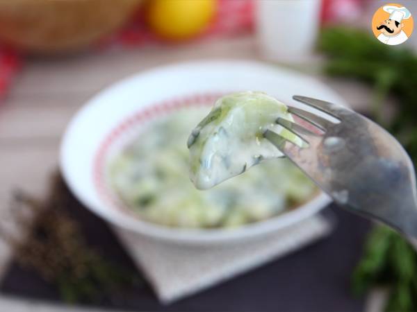 Insalata di cetrioli con salsa yogurt - Preparazione tappa 4