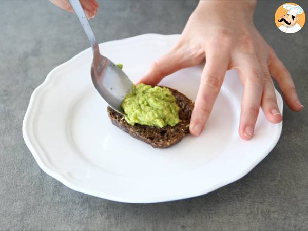 Avocado toast con uovo in camicia - Preparazione tappa 3