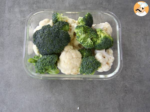Frittelle di cavolfiore e broccoli aromatizzate al curry - Preparazione tappa 1