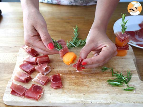 Spiedini di rosmarino con prosciutto e melone - Preparazione tappa 3