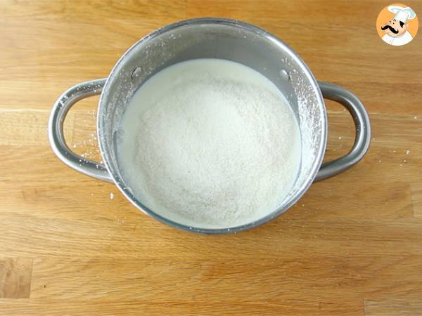 Biancomangiare al cocco con coulis di prugne secche - Preparazione tappa 1