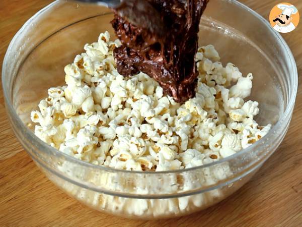 Popcorn con cioccolato e marshmallows - Preparazione tappa 4
