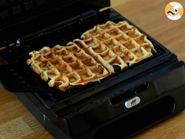 Waffle salati ripieni con salmone affumicato e formaggio fresco - Preparazione tappa 4