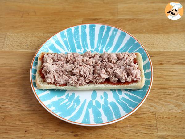 Panino piastrato con tonno, pomodoro e capperi - Preparazione tappa 2