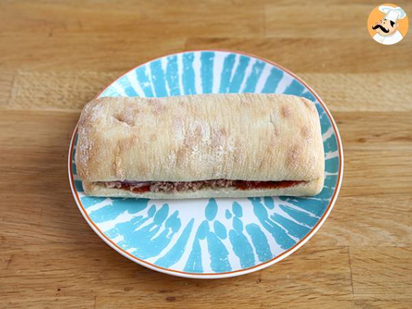 Panino piastrato con tonno, pomodoro e capperi - Preparazione tappa 4