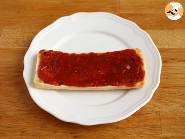 Panino piastrato con emmental, salame e salsa aromatica di pomodoro - Preparazione tappa 1