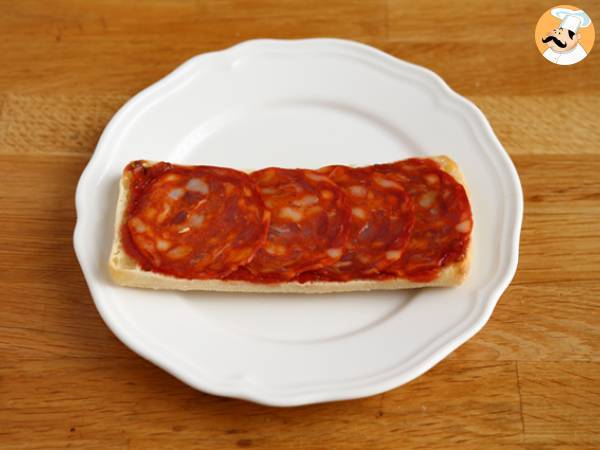 Panino piastrato con emmental, salame e salsa aromatica di pomodoro - Preparazione tappa 2