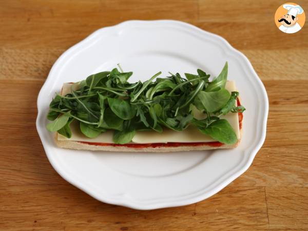 Panino piastrato con emmental, salame e salsa aromatica di pomodoro - Preparazione tappa 3