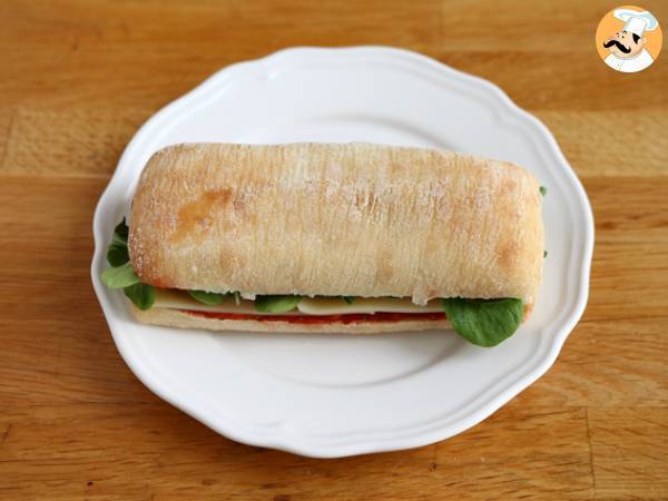 Panino piastrato con emmental, salame e salsa aromatica di pomodoro - Preparazione tappa 4