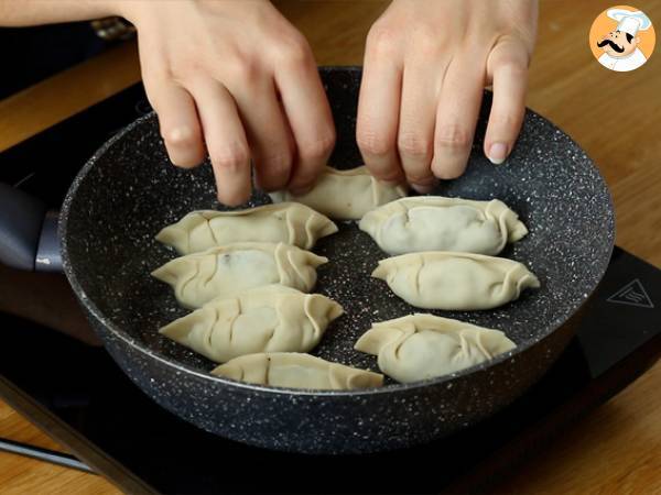 Gyoza di pollo con funghi e carote - Preparazione tappa 10