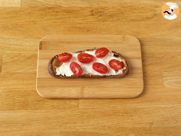 Bruschette con formaggio fresco, pesto, pinoli e pomodorini - Preparazione tappa 2