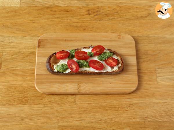 Bruschette con formaggio fresco, pesto, pinoli e pomodorini - Preparazione tappa 3