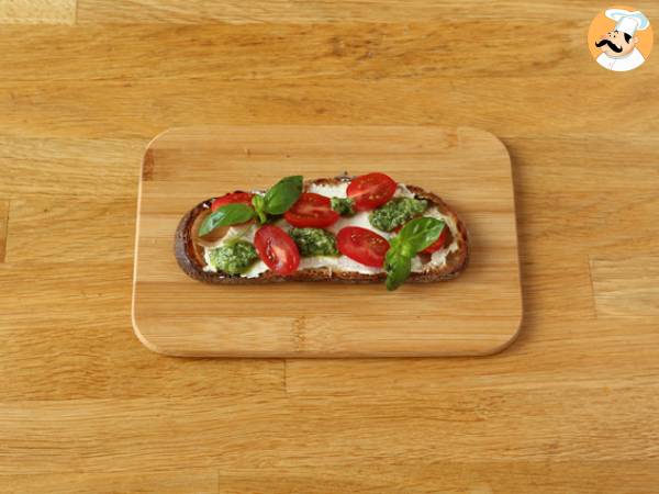 Bruschette con formaggio fresco, pesto, pinoli e pomodorini - Preparazione tappa 4