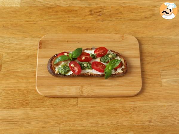 Bruschette con formaggio fresco, pesto, pinoli e pomodorini - Preparazione tappa 5
