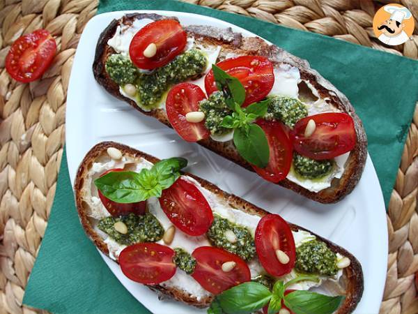 Bruschette con formaggio fresco, pesto, pinoli e pomodorini - Preparazione tappa 6