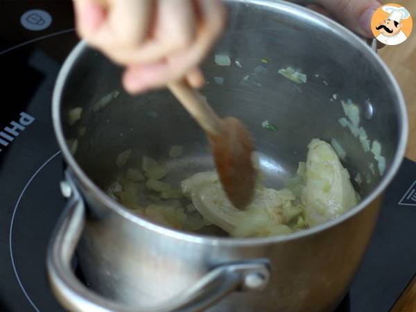 One pot pasta con spinaci, pollo e formaggio caprino fresco - Preparazione tappa 1