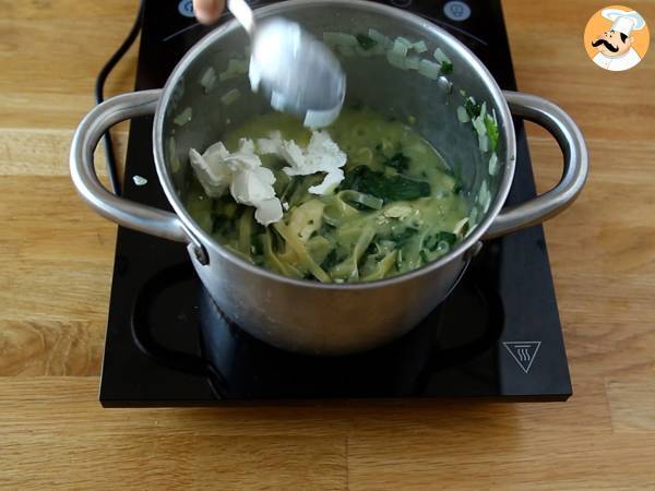One pot pasta con spinaci, pollo e formaggio caprino fresco - Preparazione tappa 4