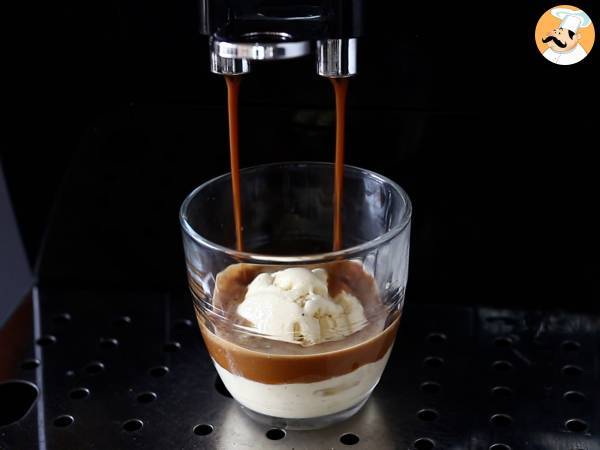 Affogato al caffè, la ricetta fresca e golosa - Preparazione tappa 2