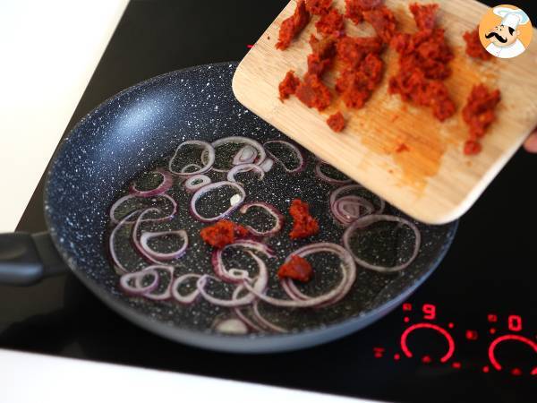 Pasta con la 'Nduja, un primo piatto calabrese facilissimo da preparare - Preparazione tappa 2