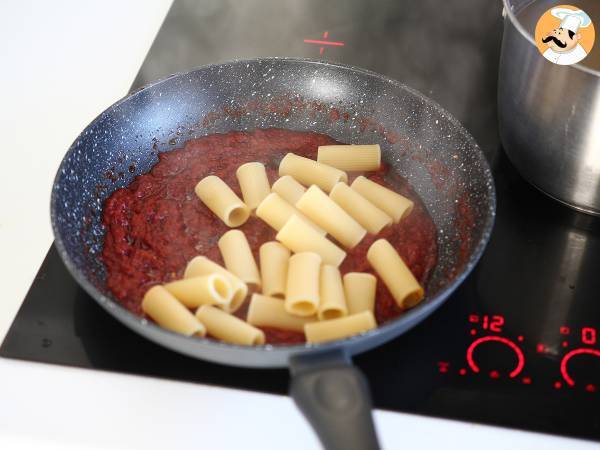 Pasta con la 'Nduja, un primo piatto calabrese facilissimo da preparare - Preparazione tappa 5