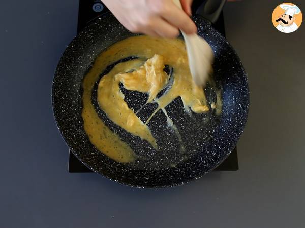 Nasi goreng, un piatto indonesiano con pollo e gamberetti - Preparazione tappa 2