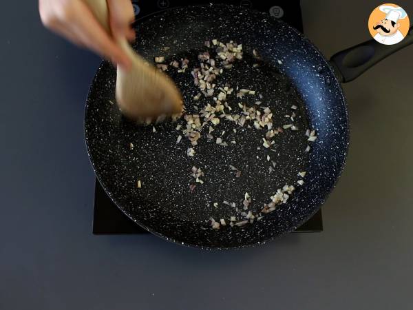 Nasi goreng, un piatto indonesiano con pollo e gamberetti - Preparazione tappa 3