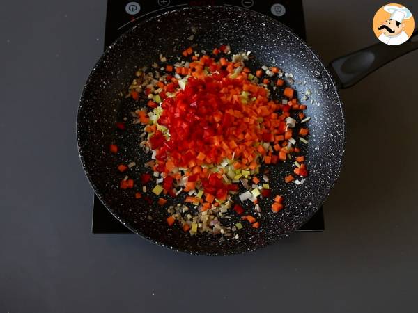 Nasi goreng, un piatto indonesiano con pollo e gamberetti - Preparazione tappa 4