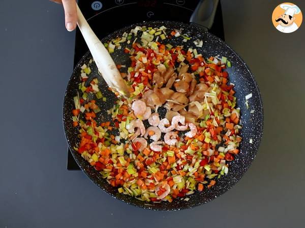 Nasi goreng, un piatto indonesiano con pollo e gamberetti - Preparazione tappa 5