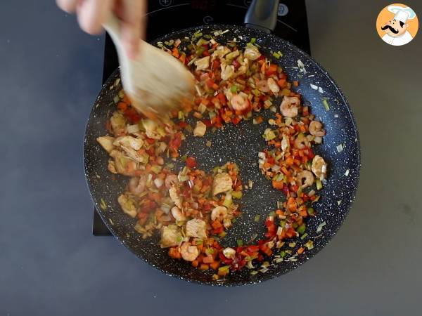 Nasi goreng, un piatto indonesiano con pollo e gamberetti - Preparazione tappa 6