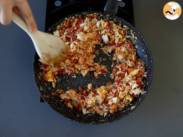 Nasi goreng, un piatto indonesiano con pollo e gamberetti - Preparazione tappa 7