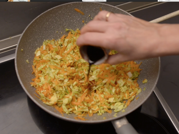 Involtini di riso, la ricetta vegetariana leggera e saporita - Preparazione tappa 6