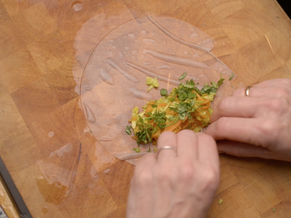 Involtini di riso, la ricetta vegetariana leggera e saporita - Preparazione tappa 8