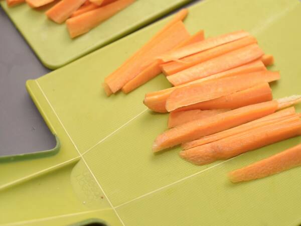 Chips di carote speziate con la friggitrice ad aria - Preparazione tappa 1