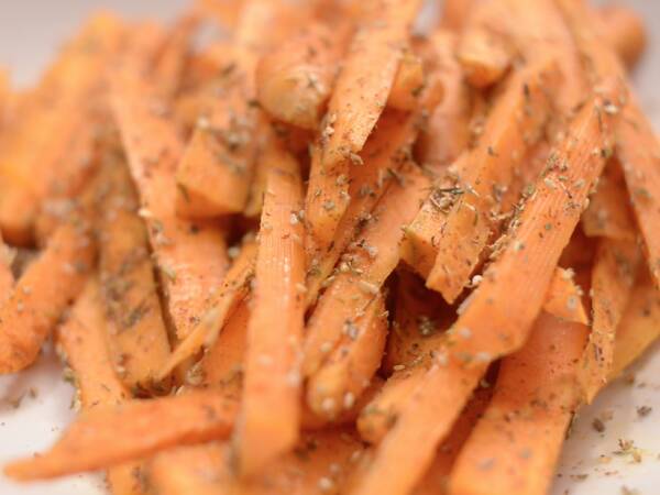 Chips di carote speziate con la friggitrice ad aria - Preparazione tappa 3