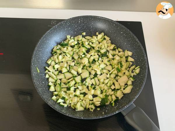 Pasta cremosa con zucchine, ricetta gustosa e velocissima da preparare - Preparazione tappa 2