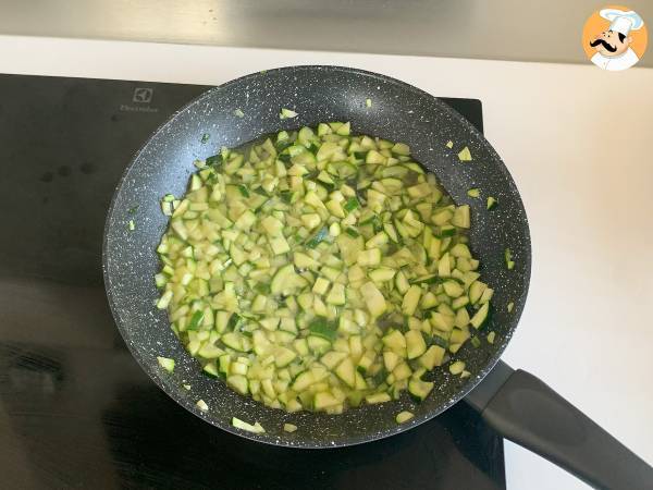 Pasta cremosa con zucchine, ricetta gustosa e velocissima da preparare - Preparazione tappa 3