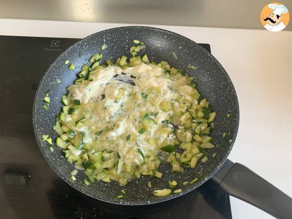 Pasta cremosa con zucchine, ricetta gustosa e velocissima da preparare - Preparazione tappa 4