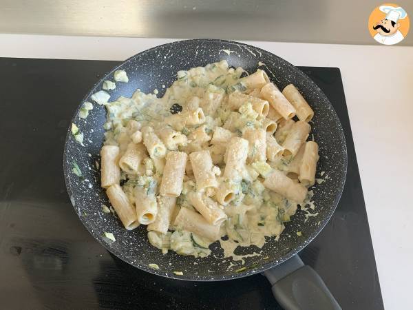 Pasta cremosa con zucchine, ricetta gustosa e velocissima da preparare - Preparazione tappa 5