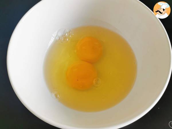 Omelette al formaggio, la ricetta veloce pronta in 5 minuti! - Preparazione tappa 1