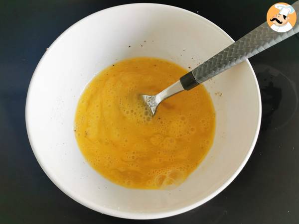 Omelette al formaggio, la ricetta veloce pronta in 5 minuti! - Preparazione tappa 2
