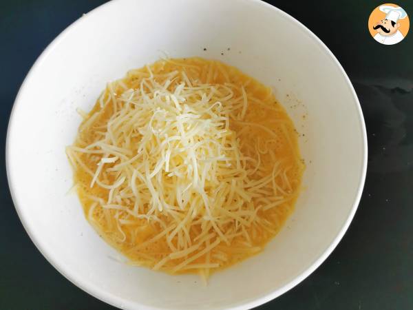 Omelette al formaggio, la ricetta veloce pronta in 5 minuti! - Preparazione tappa 3