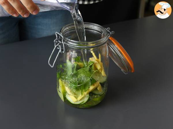 Acqua aromatizzata al cetriolo, lime, menta e zenzero - Preparazione tappa 3
