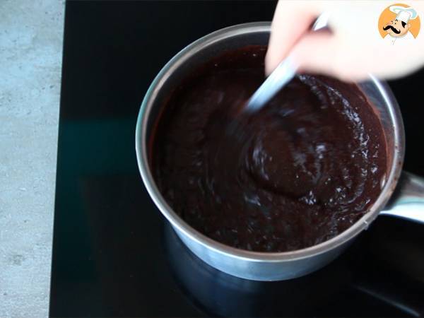 Glassa a specchio al cioccolato: la ricetta spiegata passo a passo! - Preparazione tappa 3