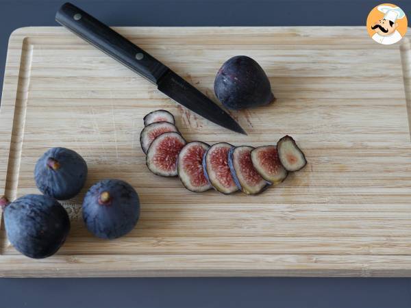 Bruschetta di fichi con formaggio fresco, miele e rosmarino - Preparazione tappa 1