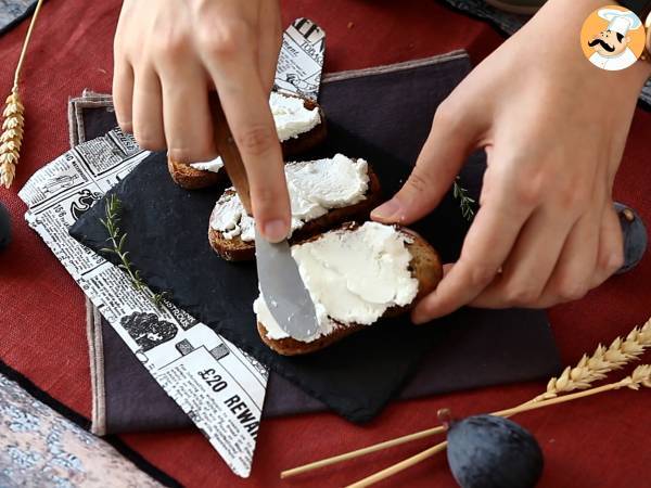 Bruschetta di fichi con formaggio fresco, miele e rosmarino - Preparazione tappa 3