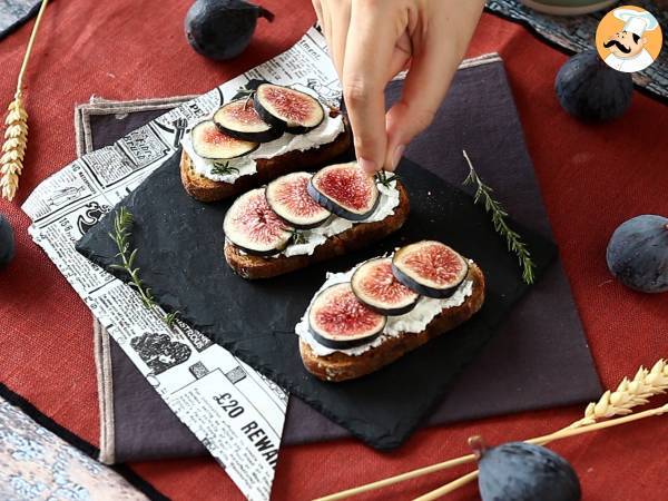 Bruschetta di fichi con formaggio fresco, miele e rosmarino - Preparazione tappa 4