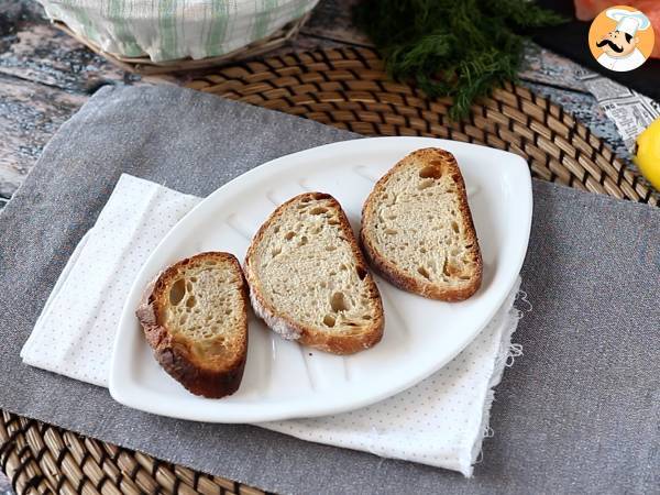 Bruschette al salmone affumicato e formaggio fresco - Preparazione tappa 2